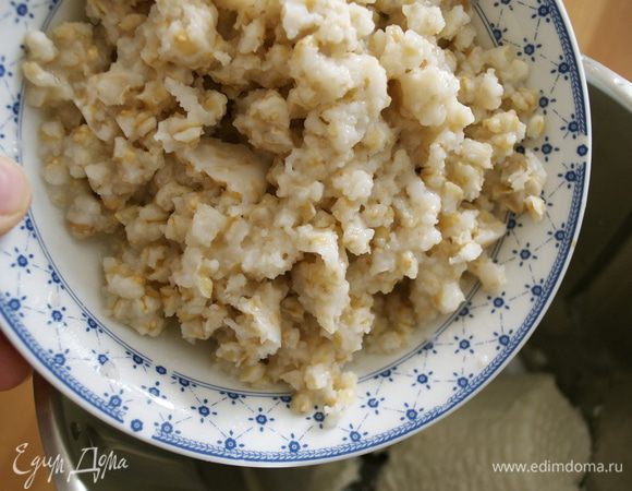 Теперь протереть сыр рикотта (крем получится более воздушным), добавить к рикотте вареную пшеницу (о вареной пшенице подробнее я написала в этом рецепте http://www.edimdoma.ru/retsepty/65908-pashalnyy-neapolitanskiy-pirog-pastiera-napoletana). В данном рецепте ее не нужно было отваривать в молоке, а прямо как есть (из баночки!)))) добавить к рикотте...