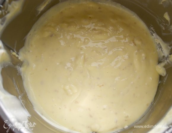 Положить сгущеное молоко, и цукаты. Перемешать все с помощью миксера илу вручную... Добавить уже остывший заварной крем и снова перемешать. У нас получится гладкая сырная масса. 