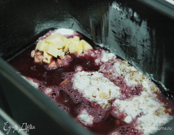 Все ингредиенты довести до комнатной температуры, особенно это важно для жидкости и масла. Орехи предварительно измельчить, кроме льняных семечек (их я предпочитаю бросать целиком). Погрузите все компоненты в хлебопечь.
Изначально этот рецепт предназначался для выпечки в духовке, но я модифицировала его под свою хлебопечь Mirta BM 2088. Я выпекаю этот хлеб на режиме "французский" в хлебопечке. Не думаю, что режим имеет большое значение, попробуйте испечь на своей хлебопечке на любом режиме для хлеба. 