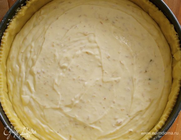 Выложить начинку в форму и разровнять.