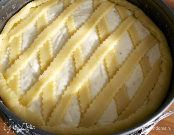 Пирог выпекать в разогретой духовке 1 час.