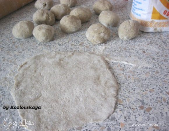 Из теста сформировать  12 частей. Каждую часть раскатать в круглую лепешку.
Раскатывать тесто лучше на хорошо присыпанной мукой поверхности.