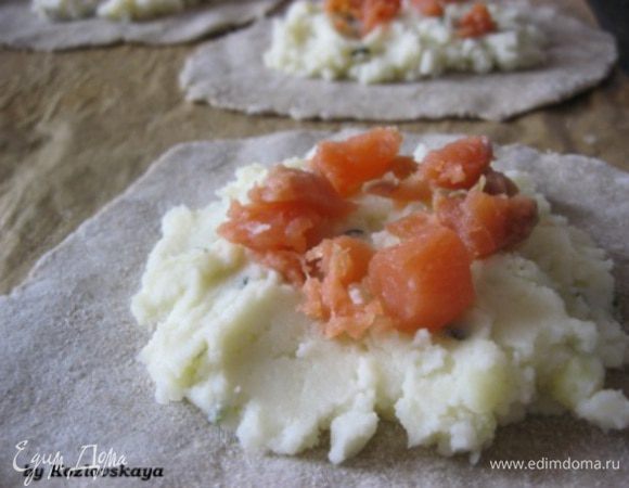 На каждую часть выкладываем картофельное пюре.
( У меня остался от обеда пюре. Вы можете использовать пюре по вашему любимому рецепту:) единственное пюре должно быть чуть пожиже, чем обычное.)
Сверху - рыбку. Посолить.
Сформировать пирожки, делая красивый защип.
Весь процесс лучше делать сразу на противне, застеленном п.бумагой, так удобнее.
