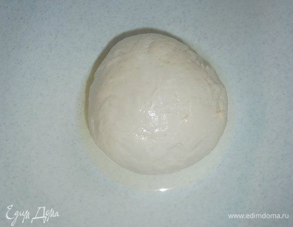 Сначала приготовим густую опару закваску: в 110 г воды растворить 2 г свежих дрожжей, добавить 200 г сильной муки ( просеянной). Хорошо вымесить, скатать в колобок и выложить в смазанную растительным маслом миску. Накрыть плёнкой и оставить при комнатной температуре на 24 часа. Эта опара будет действовать как закваска.