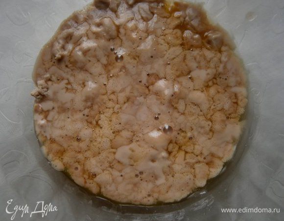 Пока остывает заварка, активируем  дрожжи: 38 г свежих дрожжей размять, залить 2 ст. л. тёплого жидкого мёда ( мёд чуть подогреть в микроволновке). Дрожжи станут жидкими и появятся пузырьки.