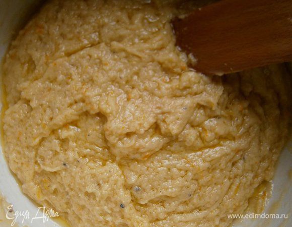 Влить в тёплую заварку активированные дрожжи, перемешать деревянной лопаточкой.  Затем осторожно ввести взбитые белки, перемешивая снизу вверх мягкими движениями. Получается такая жидкая опара.