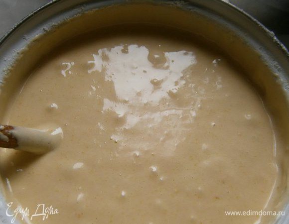 Яичные желтки растереть с сахаром, ванильным сахаром и солью добела. Добавить 200 г тёплого молока, перемешать. Всыпать 550 г сильной муки ( просеянной) и хорошо перемешать.