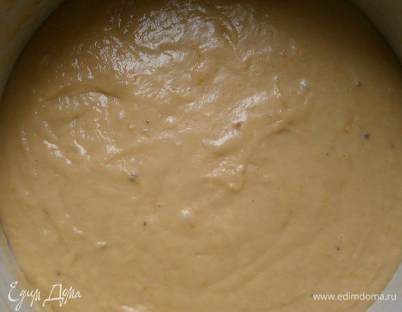 Когда тесто хорошо вымешано, добавить сюда кусочки опары - закваски и вымесить миксером ещё в течении 5 минут. Тесто должно быть однородным, мягким и  очень липким.