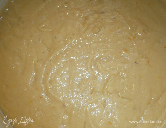 После того, как тесто подошло, его нужно обмять ( обмять можно прямо в миске, смазав руки растительным маслом, или как я - вылить тесто на смазанный растительным маслом стол и сложить тесто в несколько раз при помощи шпателя). Накрыть тесто плёнкой и поставить в холодильник на ночь.