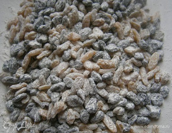 Изюм промыть, обсушить и обвалять в муке.