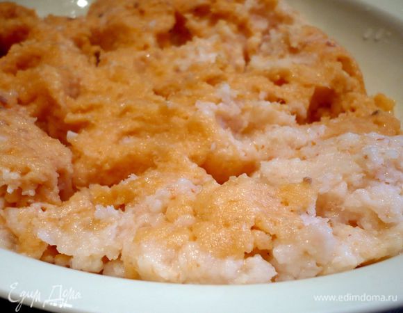 Креветки и рыбу (я использовала морскую белую рыбу) по отдельности прокрутить через мясорубку. 