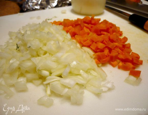 Лук и морковь очистить и порезать мелко, обжарить на оливковом масле.