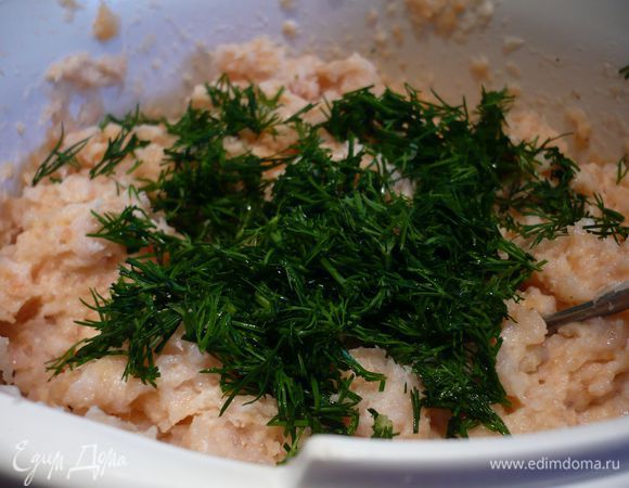 Добавить к фаршу белки, перемешать хорошо, затем влить сливки, снова перемешать, затем добавить остывшие лук и морковь, порубленный укроп, соль и перец. Все хорошо перемешать. Убрать в холодильник на 1 час. 