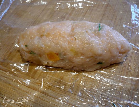 Подготовить кусочки пленки и фольги, примерно вам потребуется 18 небольших кусочков пленки и столько же фольги. По размеру мои колбаски были примерно в два раза короче привычных нам сосисок. Сформировать колбаски, выложить каждую на край пленки, свернуть в рулетик, кончики можно связать в узелок, а можно просто скрутить плотно. 