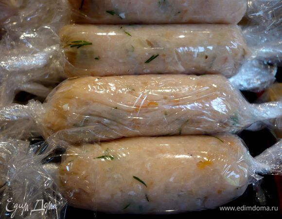 Вот такие колбаски получились после завертывания в пленку. Затем каждую колбаску также завернуть в фольгу и края скрутить.  