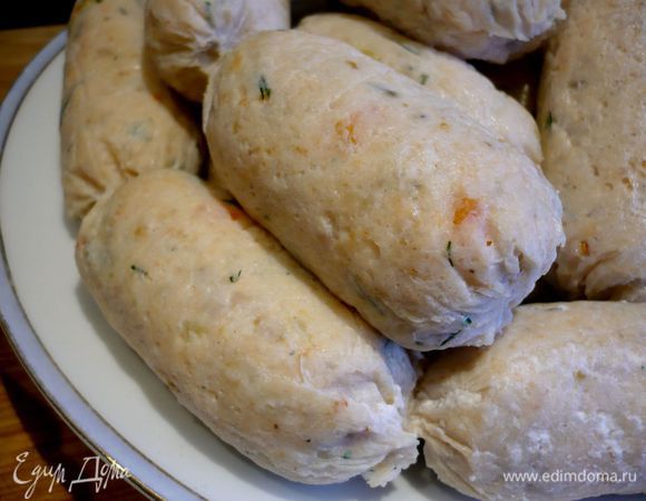 Сварить колбаски в слегка кипящей воде на маленьком огне в течение 10 минут. Вынуть из воды, дать слегка остыть. Раскрыть фольгу, извлечь из пленки колбаски. 