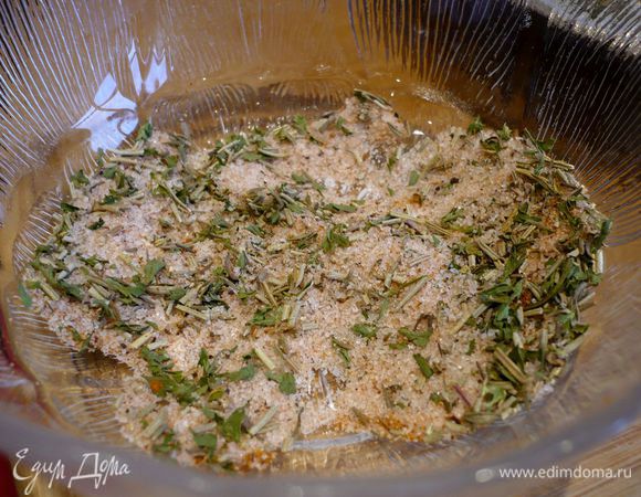 Приготовить посыпку, смешав все приправы. Обсыпать ими колбаски со всех сторон.