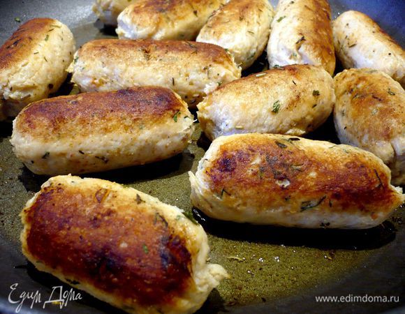 Обжарить колбаски в оливковом масле.