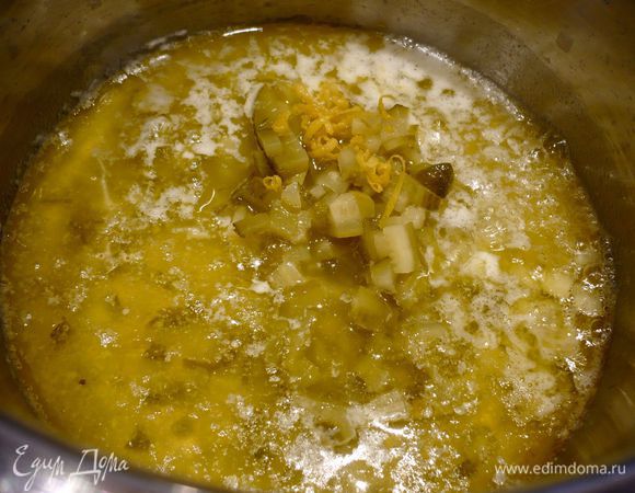 Пока колбаски обжариваются, готовим соус. Сливочное масло растопить в сотейнике, добавить сок и цедру половинки лимона, мелко порезанные огурчики и петрушку. Перемешать. Посолить, поперчить, дать закипеть и снять с огня.