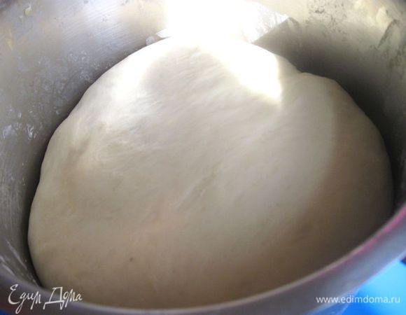 Оставить на 1 час в теплом месте. Тесто должно увеличиться в объеме в 2 раза.