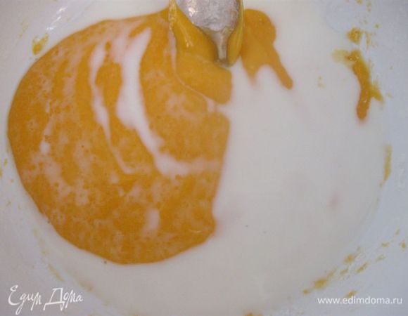 Добавить несколько  ложек молока, чтобы яичная масса стала жидкой. 