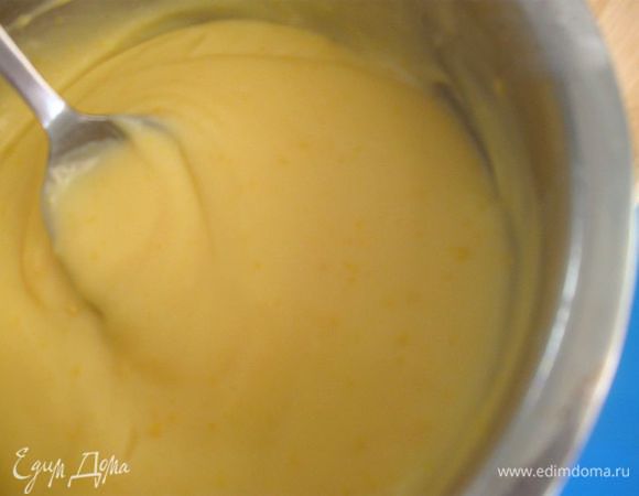 В оставшееся молоко добавить сахарный песок и ванильный сахар, вскипятить. Влить тонкой струйкой в молоко яичную смесь, постоянно помешивая венчиком. Довести до густоты в течение примерно 2-3 минут. Готовый крем закрыть  пищевой пленкой. Оставить остывать.