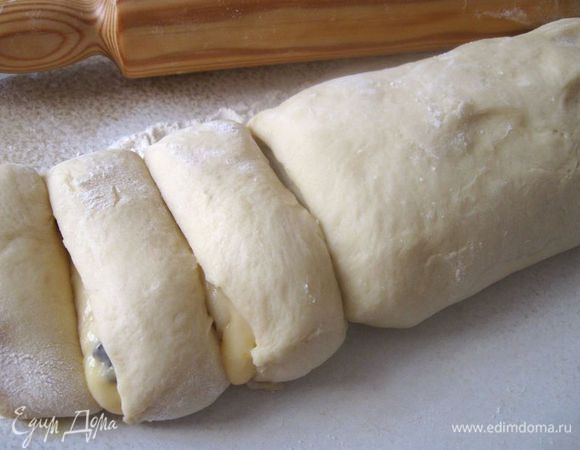 Скатать аккуратно в рулет и нарезать на куски.