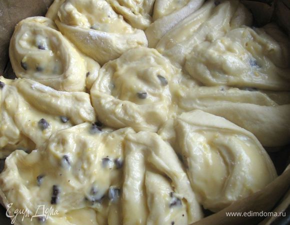 Форму выложить пекарской бумагой. Аккуратно выложить кусочки теста в форму разрезами вверх.