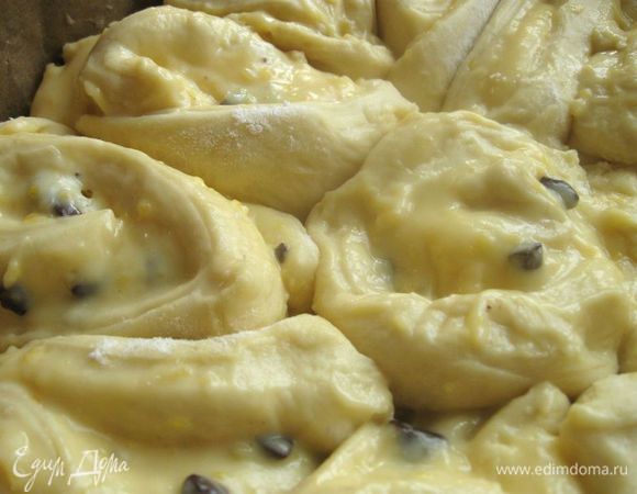 Оставить подниматься булочки примерно на 30  минут. Смазать желтком, разбавленным небольшим количеством воды.