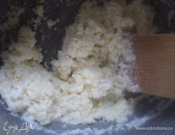 В небольшую кастрюльку налить 1 стакан молока, довести до кипения, всыпать 100 гр муки, быстро размешать деревянной ложкой до получения эластичной массы. Снять кастрюльку с огня.