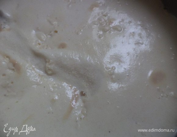 Желтки, соль и сахар взбить миксером. Половину этой массы влить в опару, добавить 250 гр муки, вымешать и оставить на 1 час.