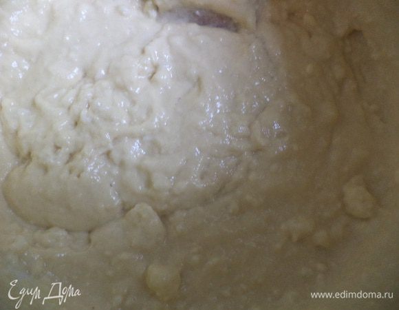 Влить в тесто вторую половину желтковой массы, добавить 500 гр муки, вымесить.
Добавить размягчённое сливочное масло, коньяк, мускатный орех, кардамон, ванильный сахар, взбитые белки, вымесить.
Дать тесту подойти.