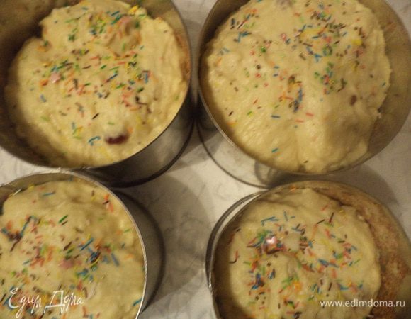 Формы для выпечки куличей смазать маслом, присыпать мукой, выложить тесто в формы, заполняя их тестом на половину объёма. Дать тесту подняться.
Выпекать при температуре 180 градусов 50 - 60 минут.