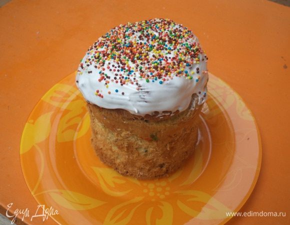 Куличи вынуть из форм, охладить. При помощи кисточки смазать глазурью, украсить разноцветной посыпкой. 
Всех поздравляю с наступающим праздником Пасхи!!!