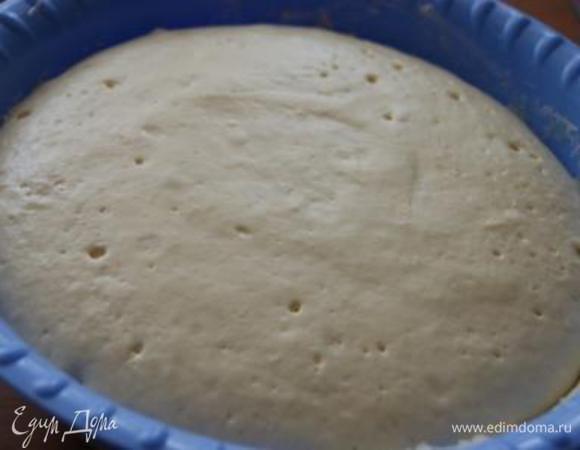 Молоко подогреть, чтобы оно было чуть теплым, добавить дрожжи, 250 г муки, перемешать, накрыть полотенцем поставить в теплое место. Опара должна увеличиться вдвое, у меня уходит 30 минут.