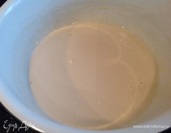 Приготовьте опару: разведите дрожжи в теплом молоке. Добавьте 1 ст л сахара и 100 г просеянной муки, тщательно перемешайте и оставьте в теплом месте на час.