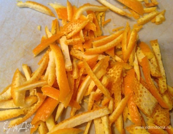 С апельсина снимите цедру, нарежьте тонкой соломкой, с мякоти выжмите сок.