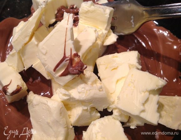 Шоколад растопите (я  делала это в микроволновке), добавьте размягченное сливочное масло, размешайте.