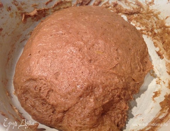 Просейте в опару оставшуюся муку, посолите, добавьте сахар, яйца, апельсиновый сок и шоколад с маслом. Вымесите тесто, накройте и оставьте еще на 1 час для расстойки.