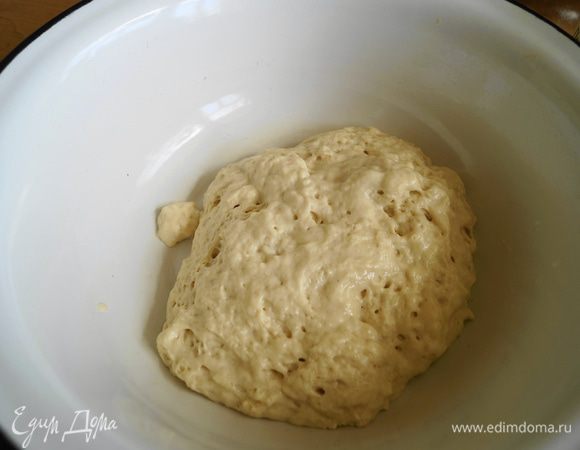 После того как опара подойдет перелить ее в большую чашу