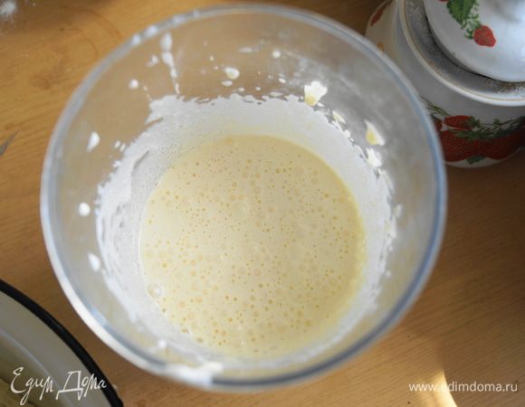 Белки отделить от желтков. Белки убрать в холодильник, а желтки растереть с сахаром