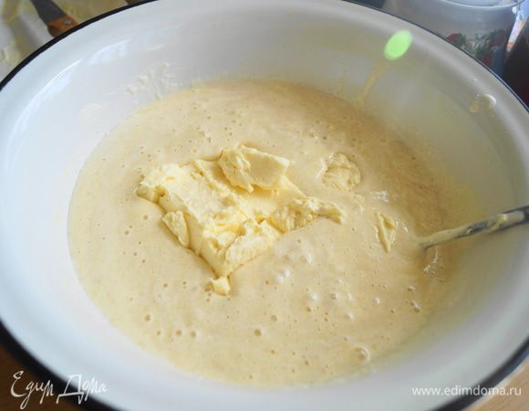 Добавить размягченное масло, снова хорошо перемешать.