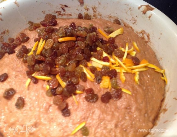 Изюм вымойте и обсушите. После того как тесто поднимется, добавьте изюм и цедру апельсина, еще раз вымесите.