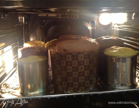 Выложите в форму и дайте подняться. Выпекайте куличи 45 минут при 180 градусах.