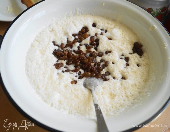 Добавить, замоченный в горячей воде, изюм и перемешать.