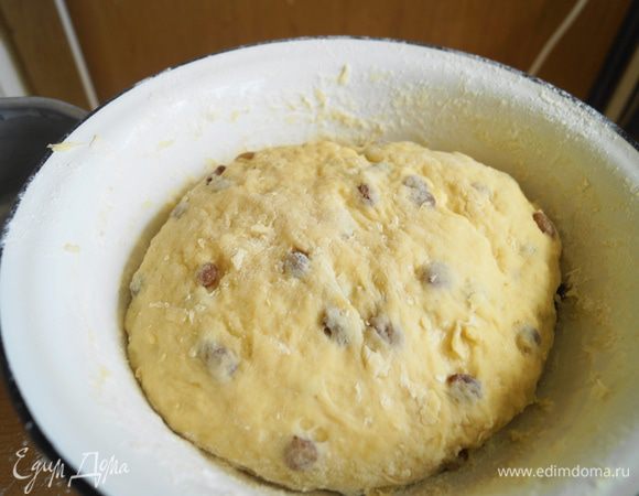 Постепенно добавить всю муку и замесить тесто (чтобы не липло к рукам). Накрыть полотенцем и дать подойти (1,5-2 часа).