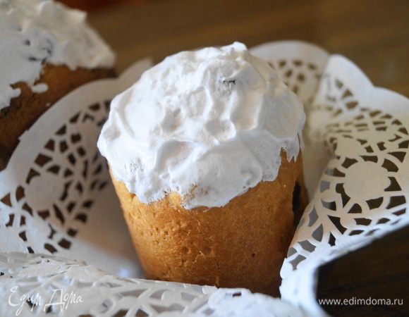 Готовые куличи вынуть из форм и смазать глазурью.