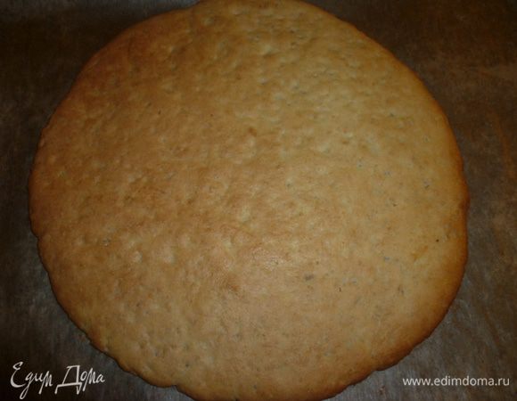 Застывшее тесто разделить на три части, раскатать каждую в круглый пласт.
Выпекать при температуре 200 градусов до золотистого цвета.