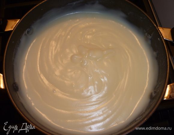 Крем:

Из половины молока, сахара и ванилина сварить сироп.
Отдельно взбить желтки с крахмалом и второй половиной молока.
Ввести тонкой струйкой в сироп.
Заварить крем на тихом огне.
Остудить.