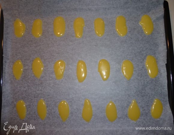 Тесто выложить на пергамент чайной ложкой на расстоянии друг от друга.
Выпекать при температуре 160 градусов около 7 минут.